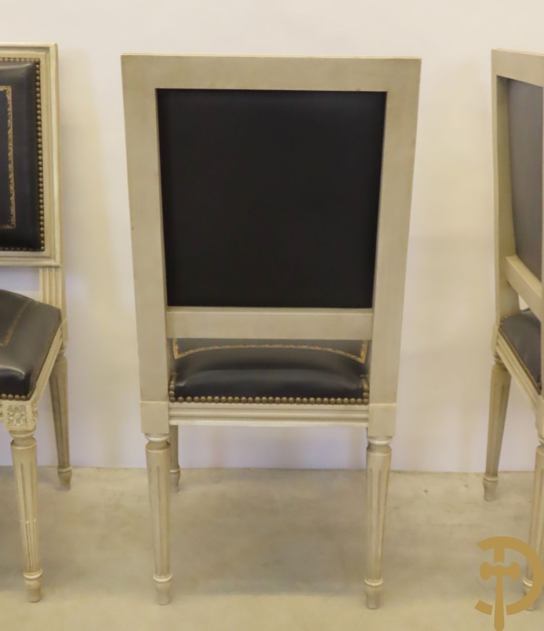 Notelaren eetkamer Louis XVI stijl bestaande uit vijfdeursdressoir met bloemenmarquetterie, bronsbeslag en wit marmeren blad, ovale uittrekbare tafel, 6 stoelen met leder bekleed en gegalbeerde vitrine met geslepen ruitjes