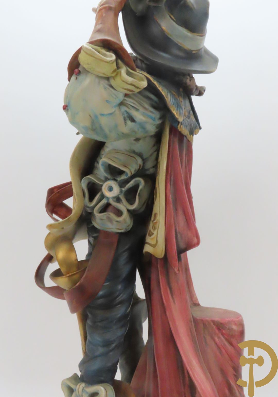 Twee Italiaanse beelden in meerkleurige faience, Cirano de Bergerac