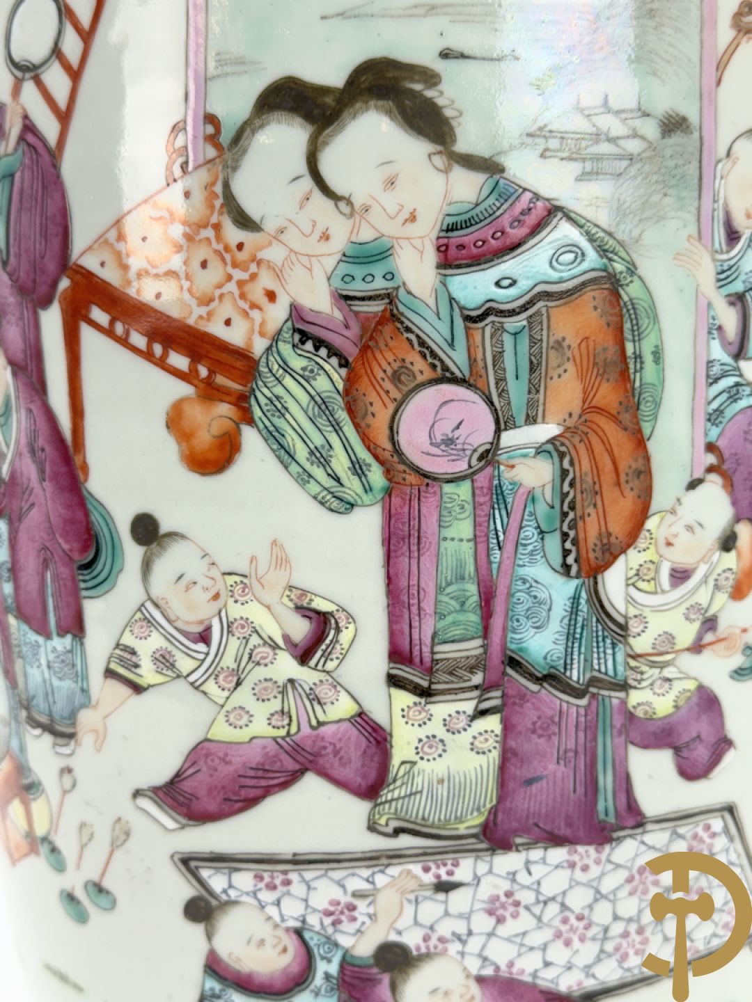 Chinese porseleinen vaas met dubbel decor van dieren, personages, dames en kinderen