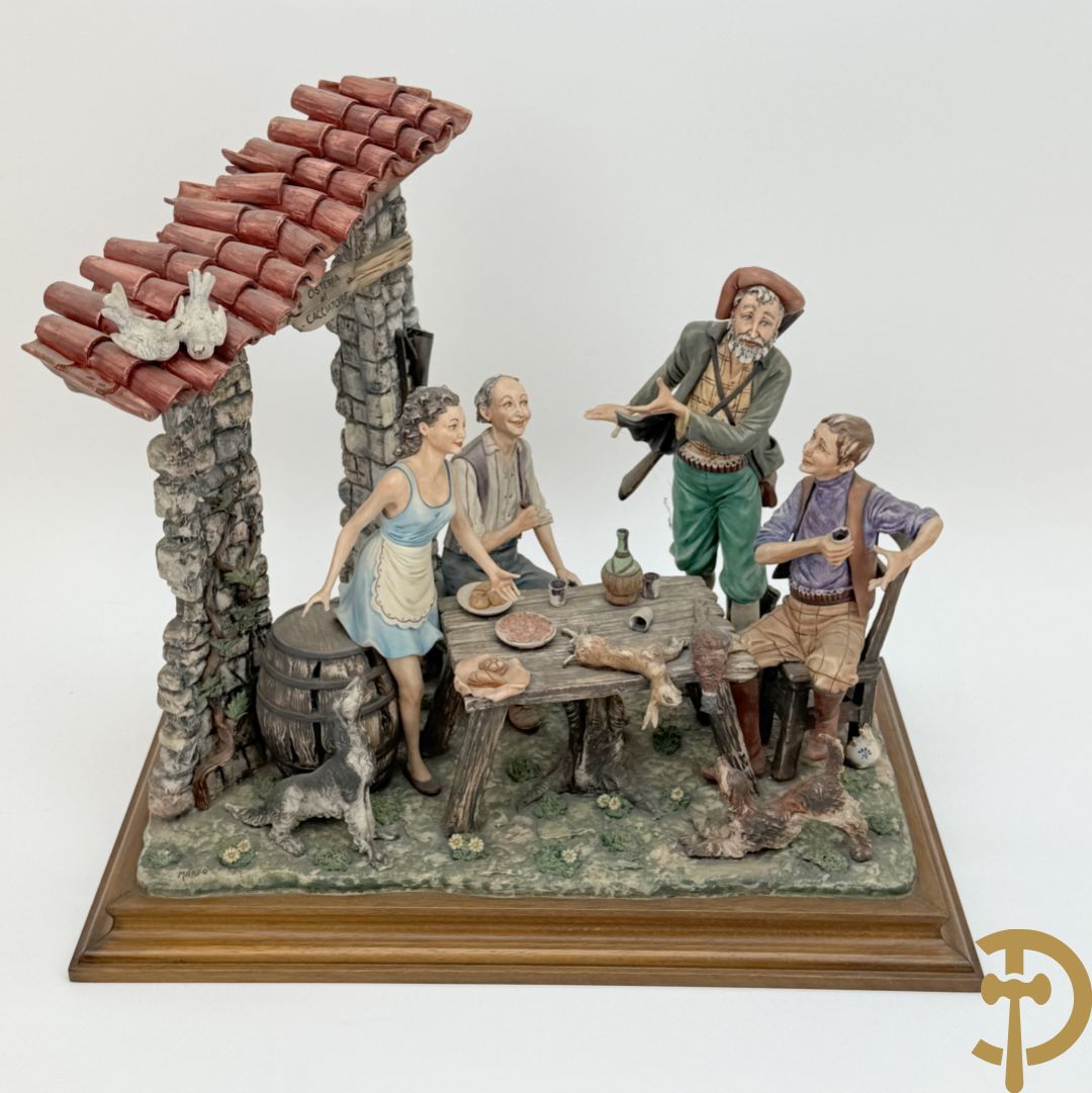 Italiaanse biscuit op houten sokkel met geanimeerde herbergscène