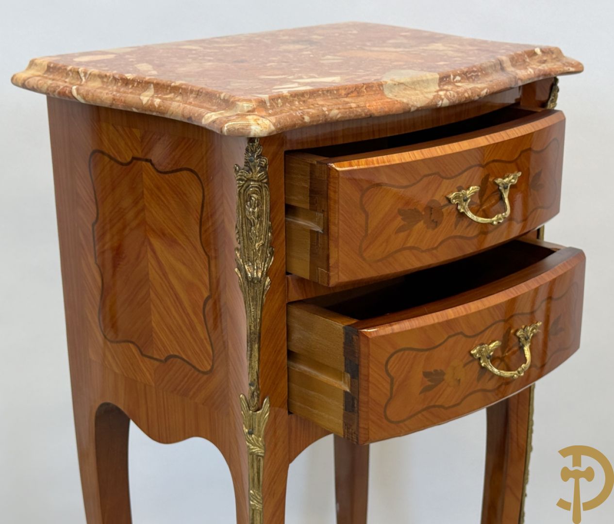 Paar notelaren Louis XV bijzetkastjes op hoge poten met 2 lades, bezet met bronzen ormamenten en marmeren blad