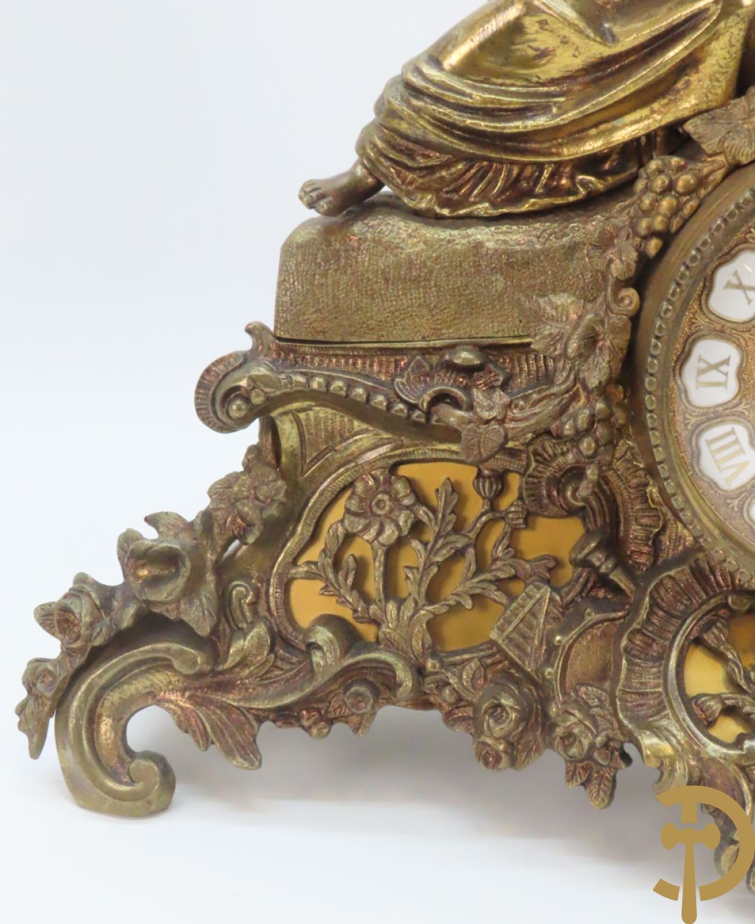 Driedelige bronzen garnituur bestaande uit pendule met 2 dames bovenaan, geflankeerd door paar zesarmige kandelaars