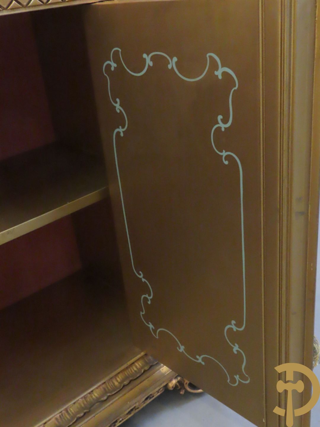 Uitzonderlijke vergulde Louis XV eetkamer bestaande uit vijfdeursdressoir met voluutvormige accanthusranken en rocailles, beschilderd met bloemenmotieven en centraal tafererel met hoornen des overvloeds + bijhorende spiegel vergulde tafel op voluutvormige poten met zes bijhorende stoelen + vitrine met accanthusranken en centrale deur, op voluutvormige poten