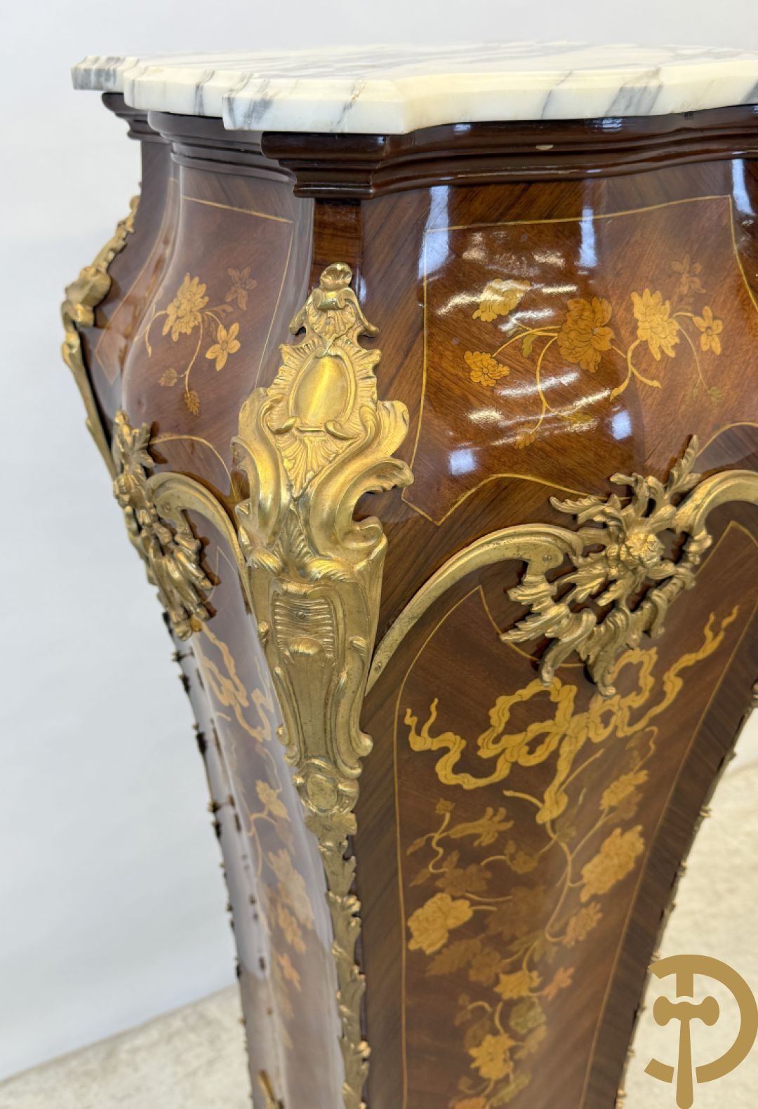 Paar notelaren gemarketteerde zuilen bezet met bronsbeslag en Louis XV motieven op voluutvormige poten - bovenaan met marmeren geaderd blad