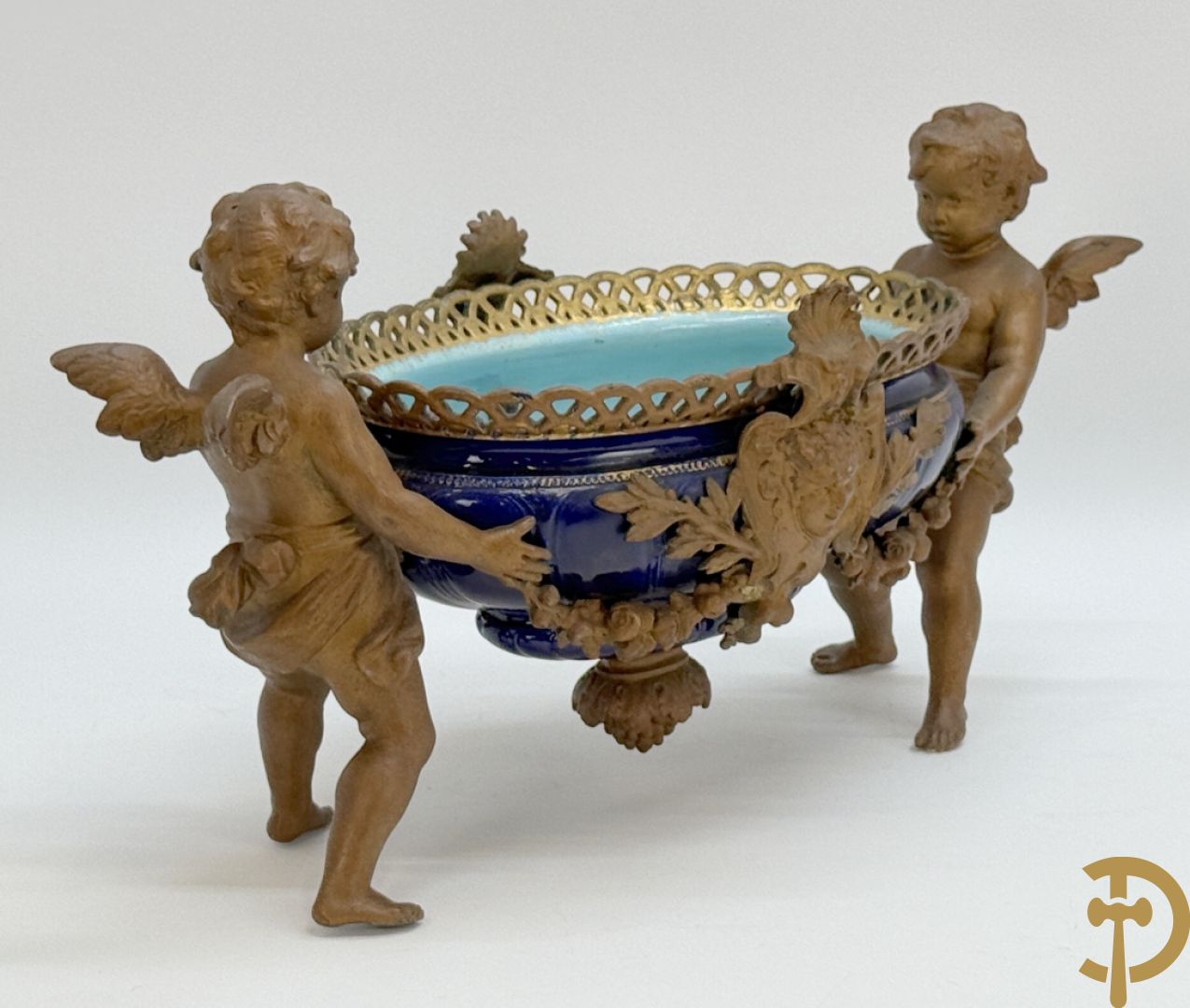 Blauwe coupe gehouden door paar zamak cupido