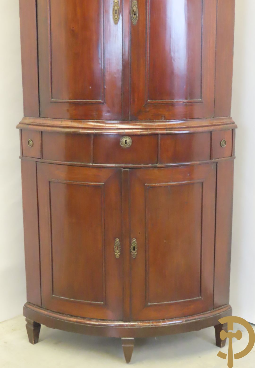 Mahoniehouten hoekkast met gebogen deuren - bovenaan met fronton en Louis XVI motieven, laat 18e