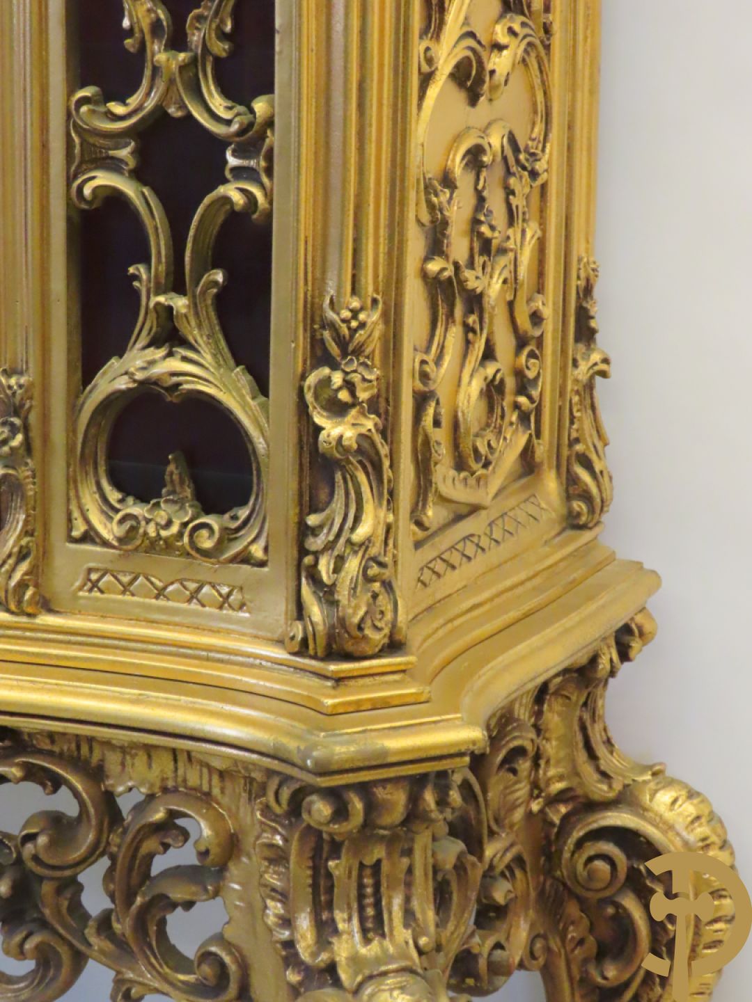 Uitzonderlijke vergulde Louis XV eetkamer bestaande uit vijfdeursdressoir met voluutvormige accanthusranken en rocailles, beschilderd met bloemenmotieven en centraal tafererel met hoornen des overvloeds + bijhorende spiegel vergulde tafel op voluutvormige poten met zes bijhorende stoelen + vitrine met accanthusranken en centrale deur, op voluutvormige poten