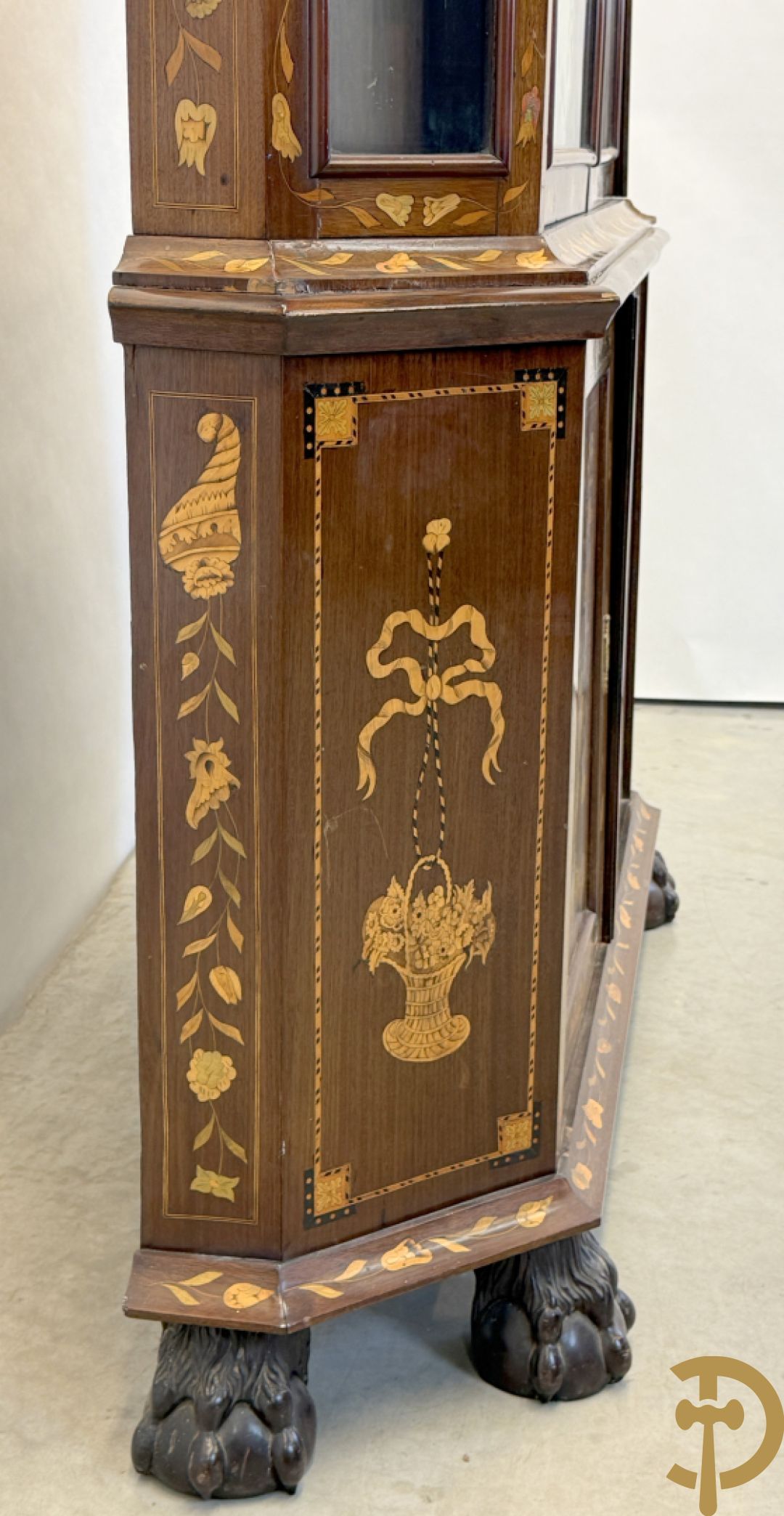 Hollandse vitrine met gemarketteerd bloementafereel, bovenaan met 2 beglaasde deuren en rocaille als kuif - onderaan met 2 gesloten deuren bezet met amforen, vogels en bloemenmarketterie