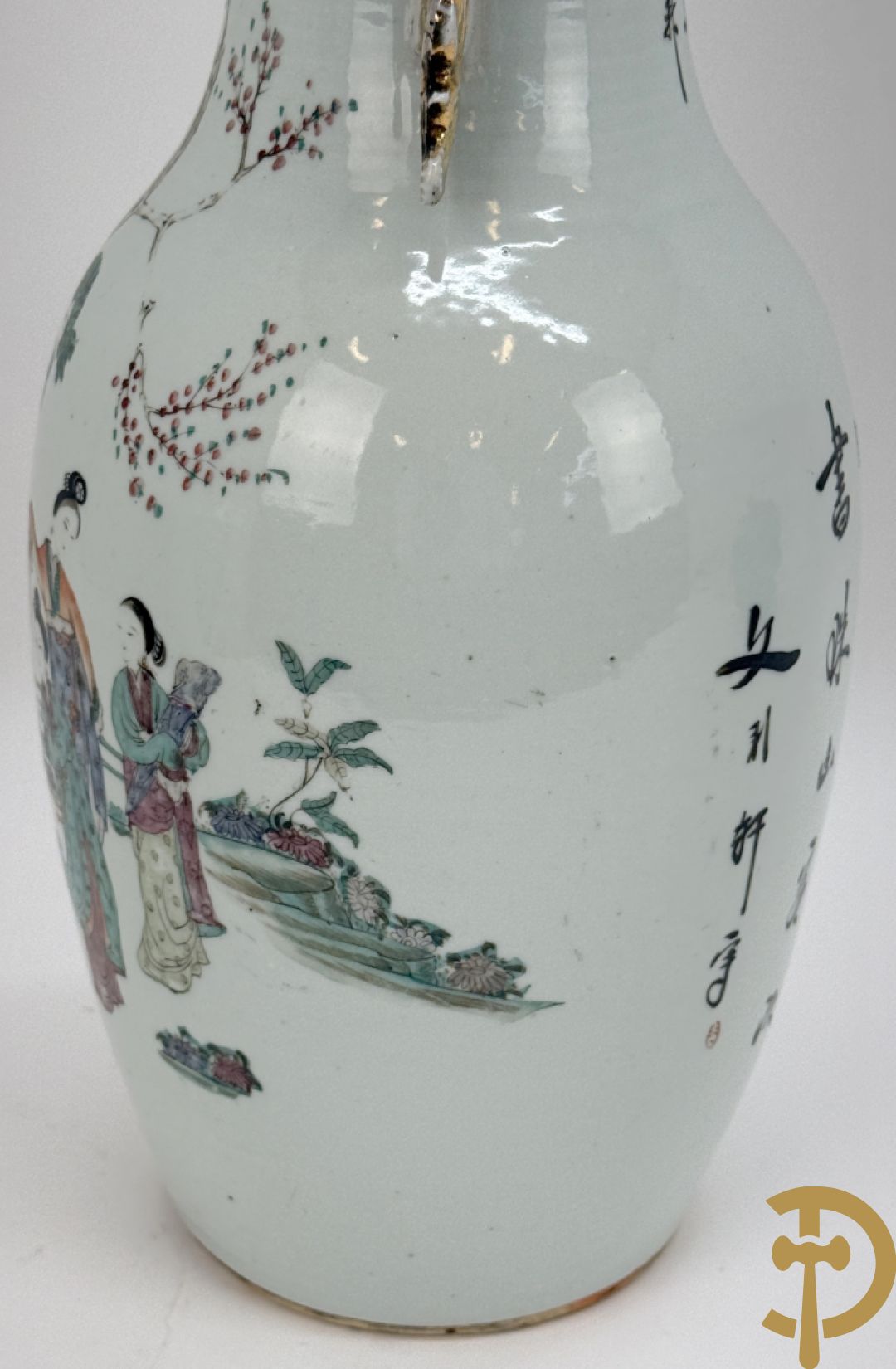 Paar Chinese porseleinen vazen met geisha decor en dames in landschap