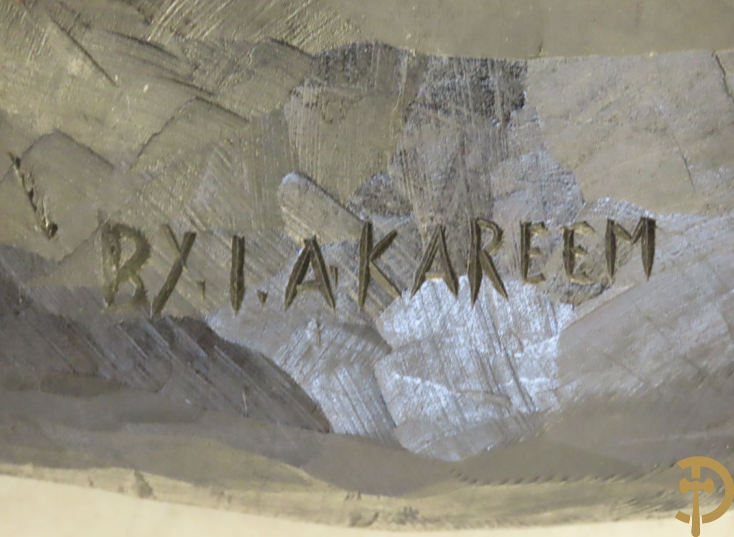 Kareem I.A. getekend onderaan : Houtgesculpteerde en gepatineerde panter