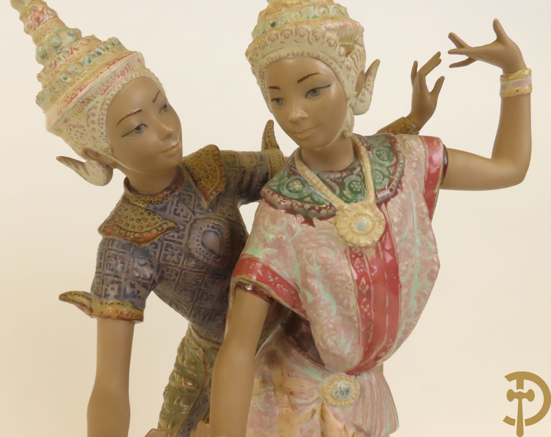 Thaise danseres met jongeman in keramiek, onderaan gemerkt Lladro