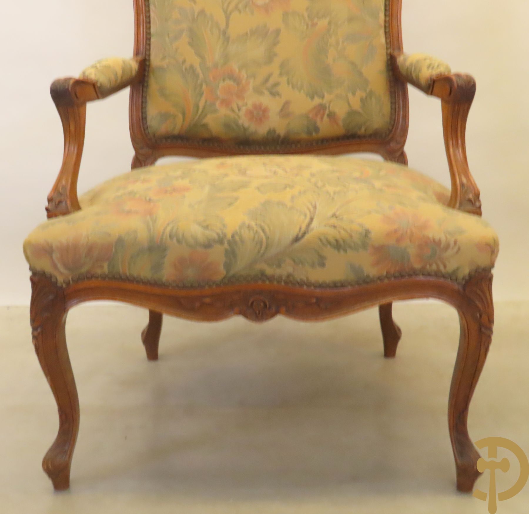 Paar Louis XV armzetels met rocailles, voluutvormige poten en armleuningen