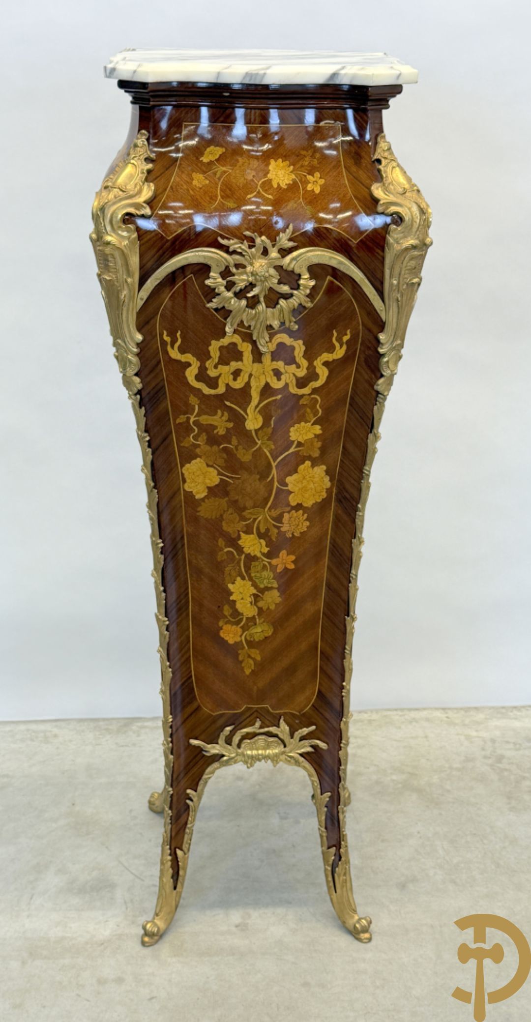 Paar notelaren gemarketteerde zuilen bezet met bronsbeslag en Louis XV motieven op voluutvormige poten - bovenaan met marmeren geaderd blad