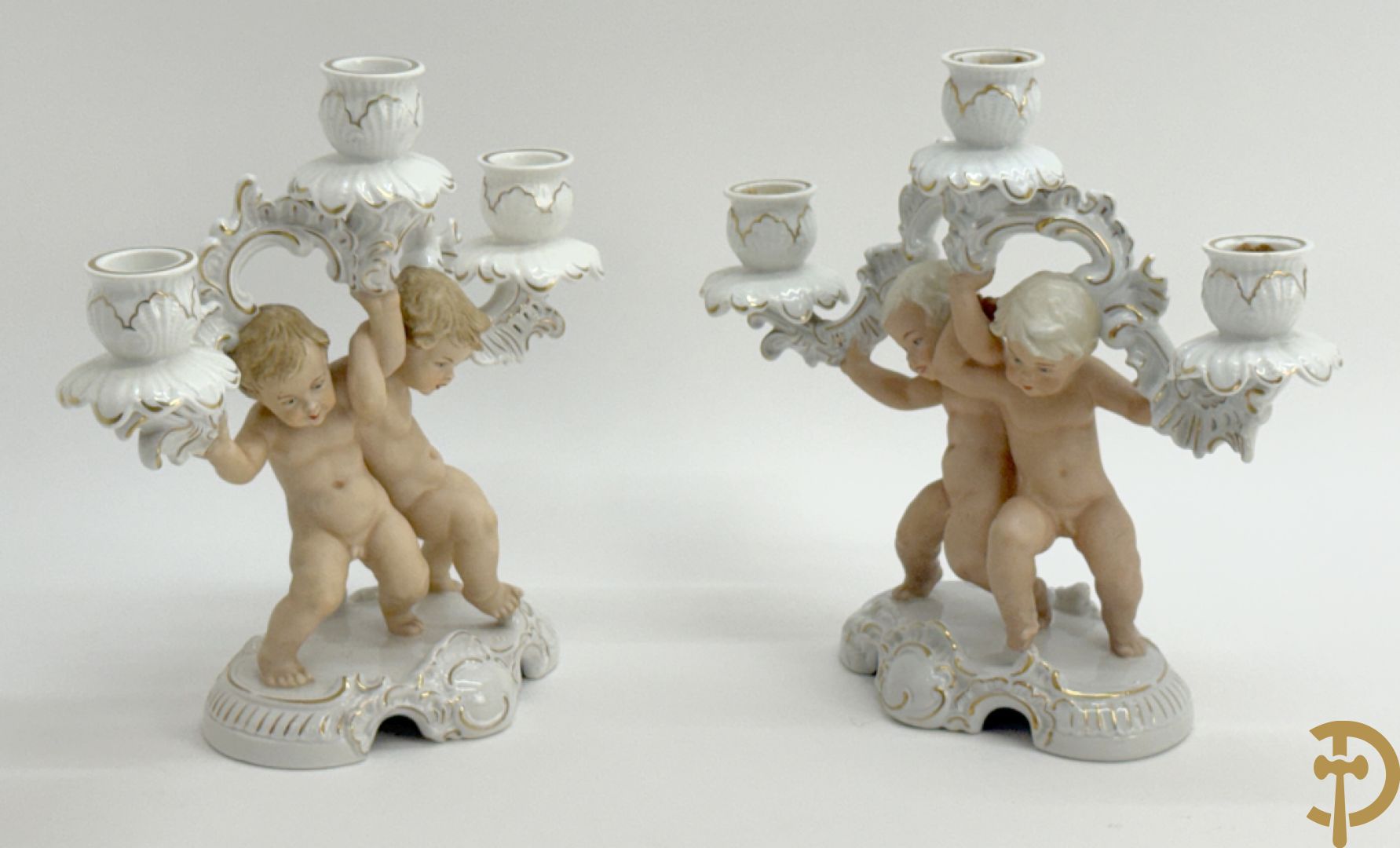 Twee kandelaars in biscuit met cupido