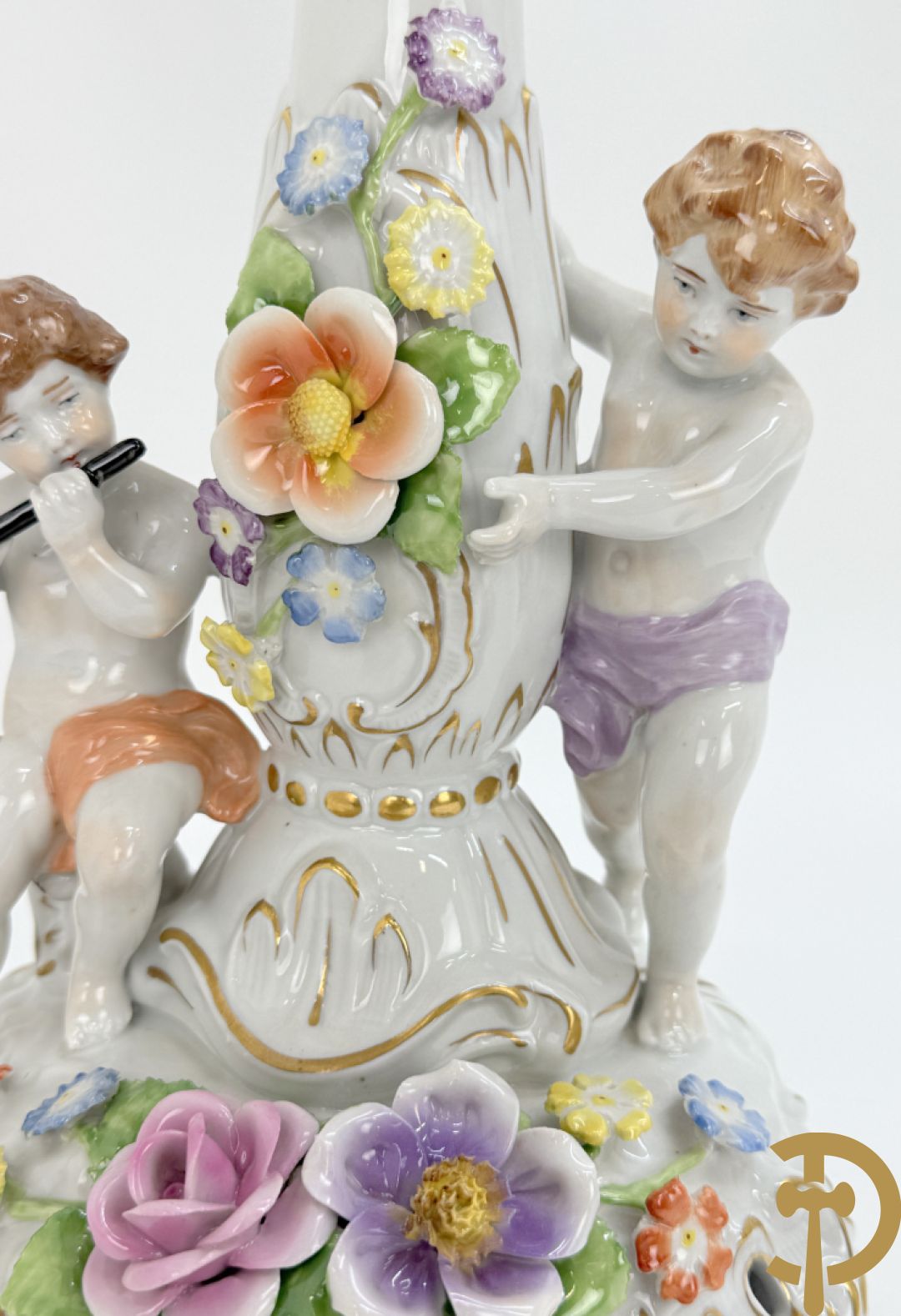 Porseleinen vijfarmige kandelaar met 2 cupido