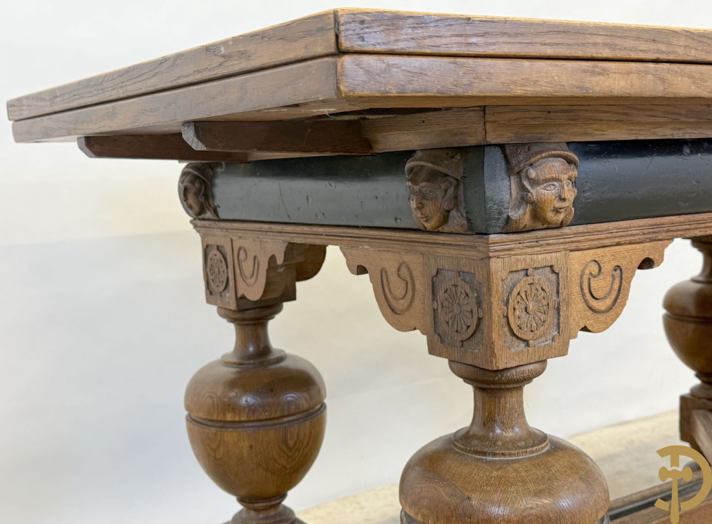 Eiken Neo Renaissance bolpoottafel bezet met rosassen en gesculpteerde kinderkopjes