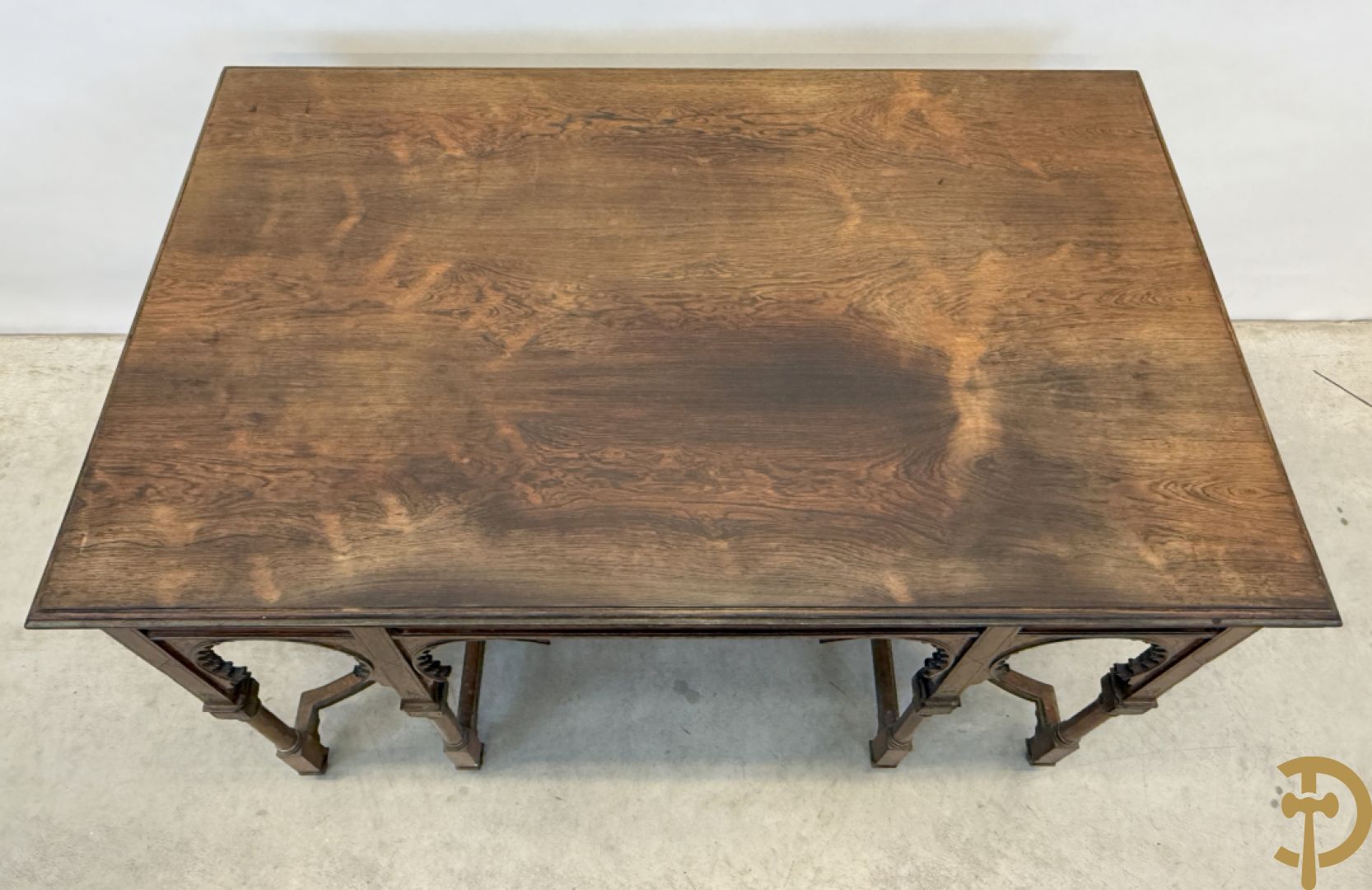 Syrische schrijftafel in exotische houtsoorten met 3 lades op 8 poten met boogvormige en deel vergulde motieven, 19e