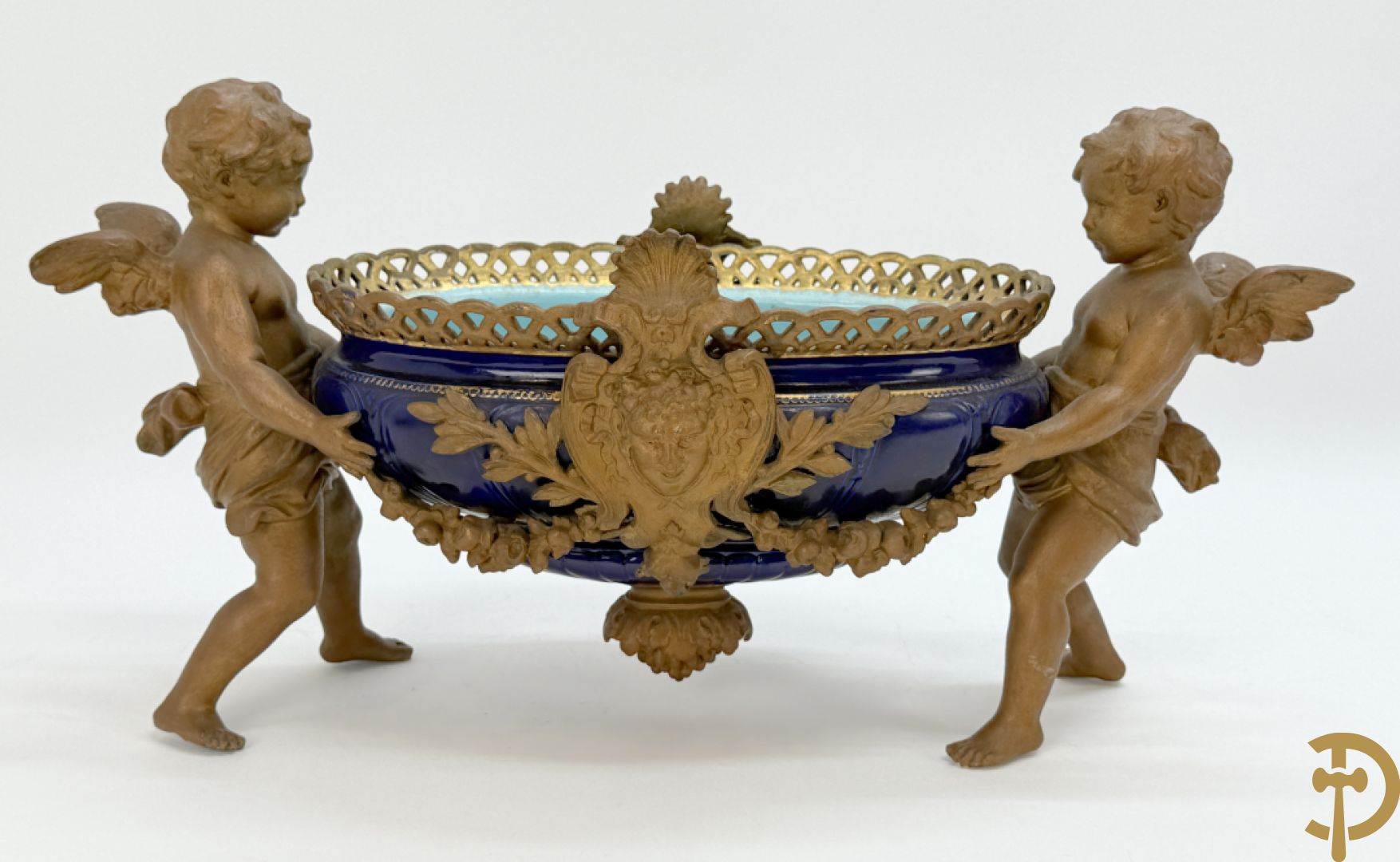 Blauwe coupe gehouden door paar zamak cupido