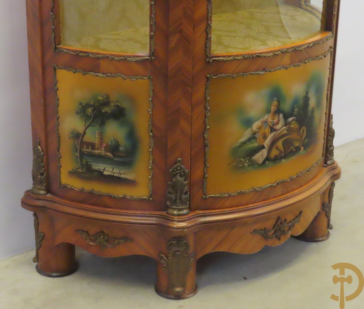 Gebogen notelaren vitrine bezet met bronsbeslag en onderaan met romantisch tafereel