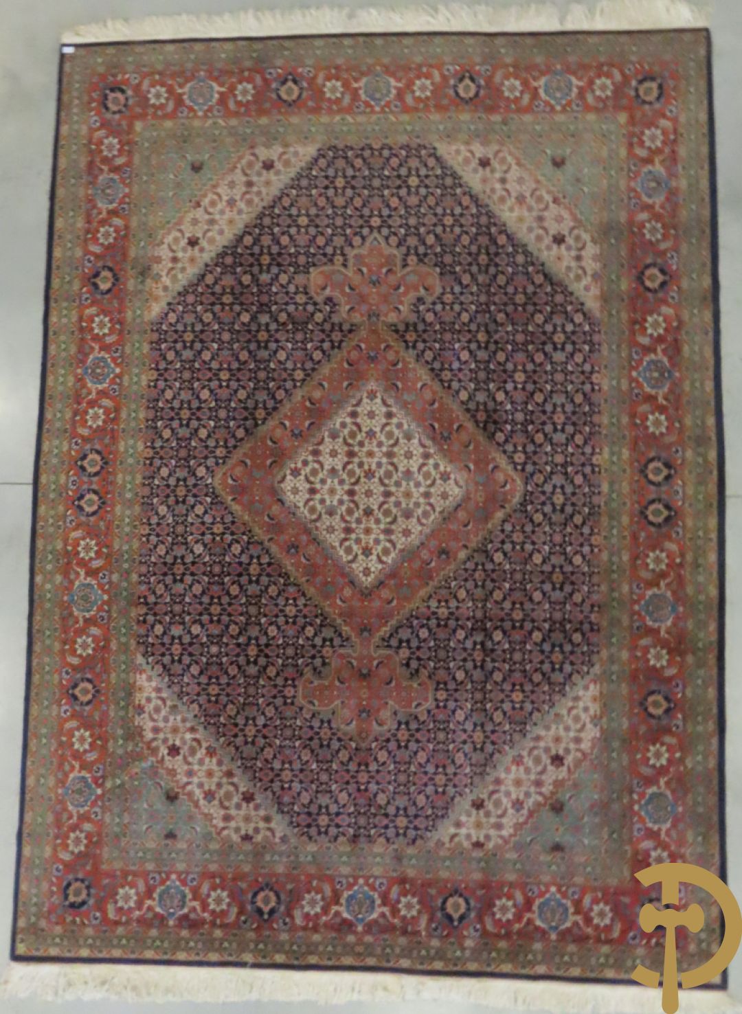 Oosters handgeknoopt tapijt met centraal decor op blauwe fond met bloemenmotieven