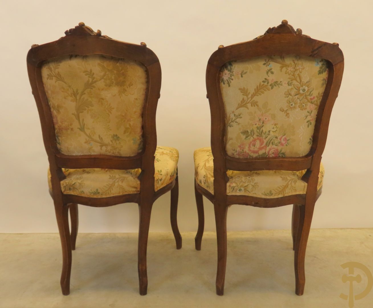 Vijfdelig Louis XV salonensemble in beuk bestaande uit tweezit, 2 armzetels en 2 stoelen