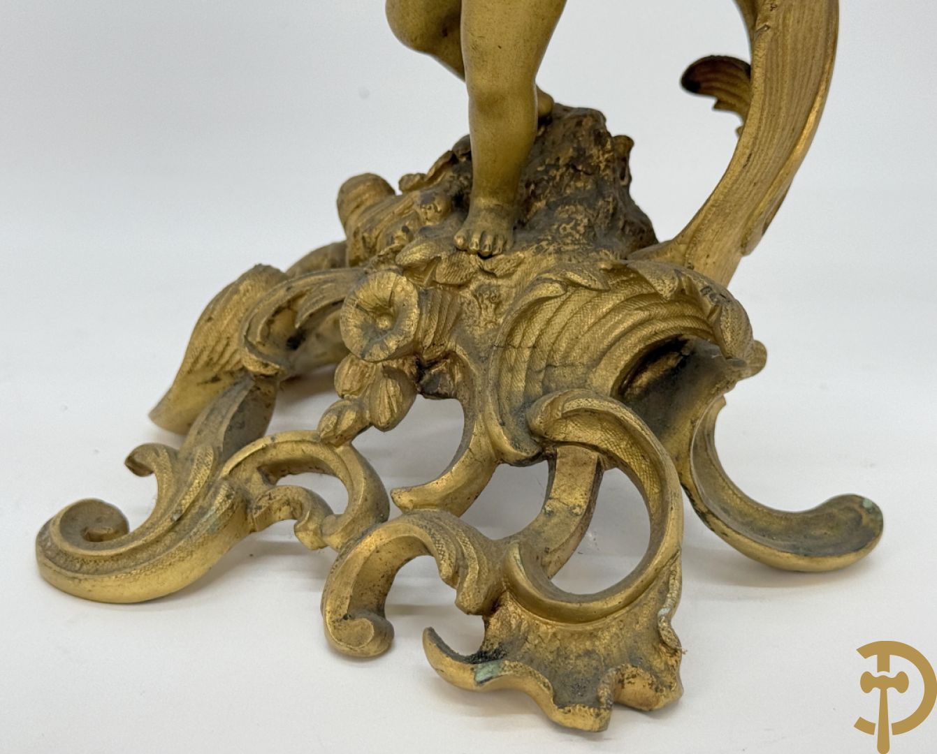 Driedelige vuurvergulde bronzen garnituur, Louis XV stijl, bestaande uit middenstuk met klok omgeven door musicerende cupido