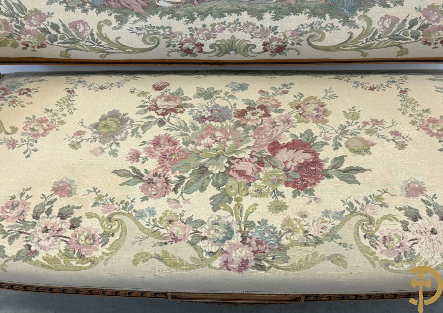 Vijfdelig notelaren Louis XVI salonensemble bestaande uit canapé, 2 armzetels en 2 stoelen