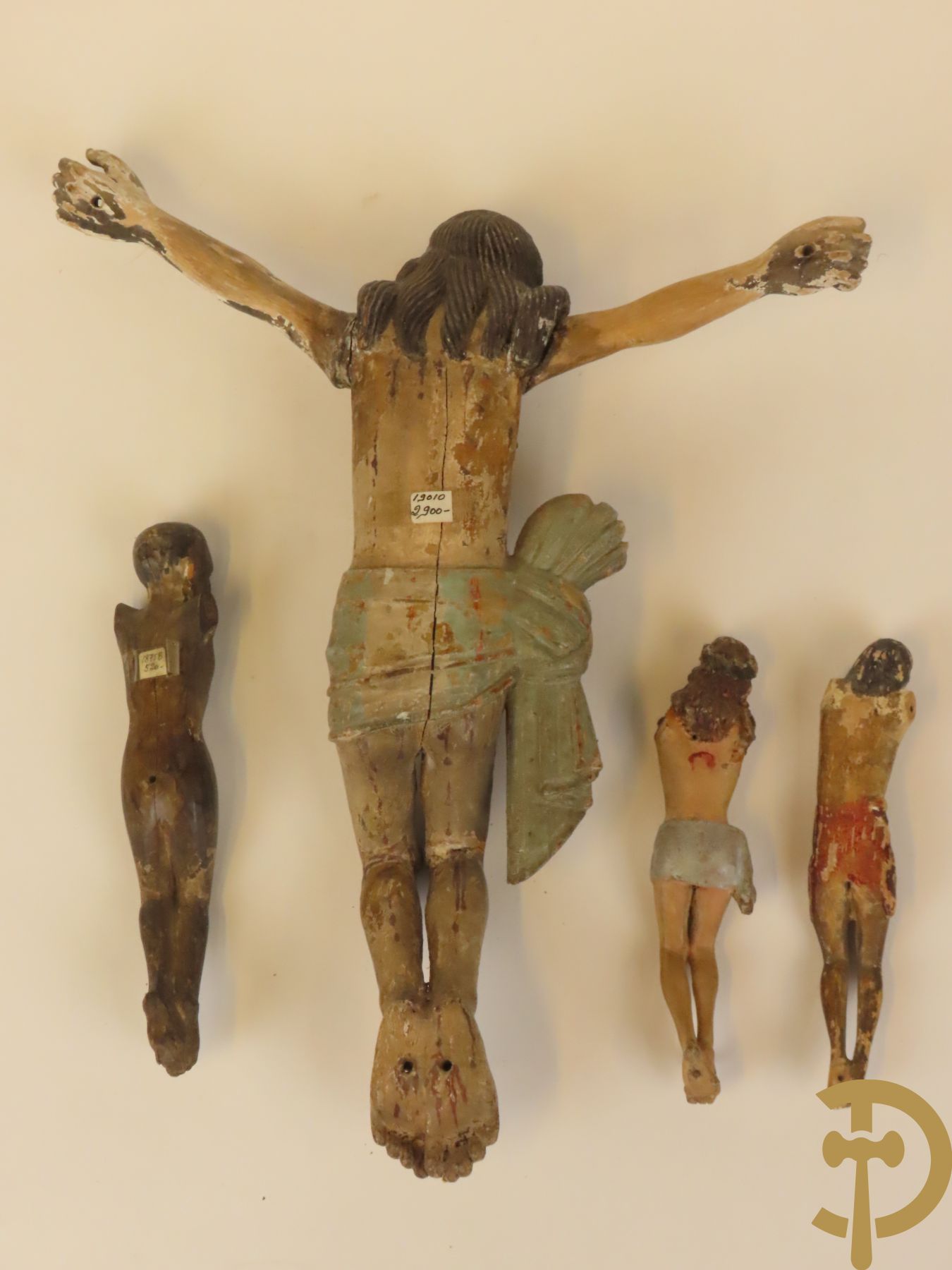 Vier houtgesculpteerde corpussen