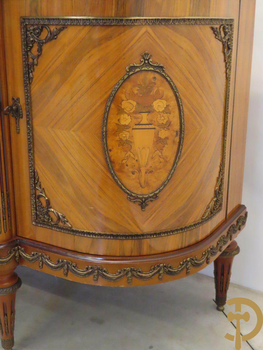 Notelaren eetkamer Louis XVI stijl bestaande uit vijfdeursdressoir met bloemenmarquetterie, bronsbeslag en wit marmeren blad, ovale uittrekbare tafel, 6 stoelen met leder bekleed en gegalbeerde vitrine met geslepen ruitjes