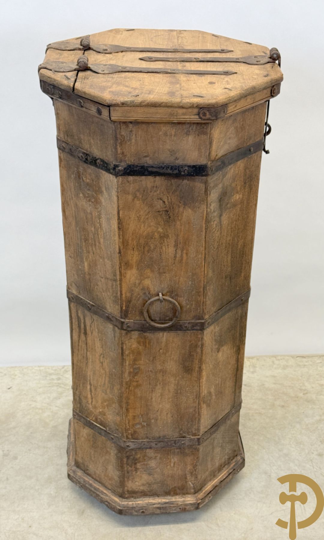 Achthoekig eiken opbergmeubel met smeedijzeren hengsels en geheime ruimte onderaan