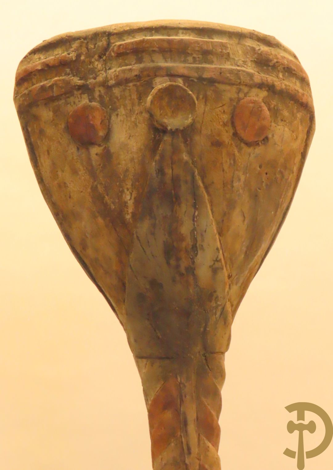 Afrikaans gekleurd decoratief sierelement als totempaal op ijzeren sokkel