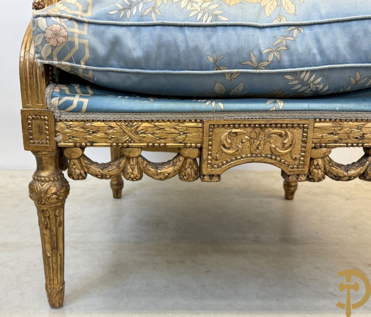 Twee vergulde bergères met gesculpteerde accanthusranken en guirlandes