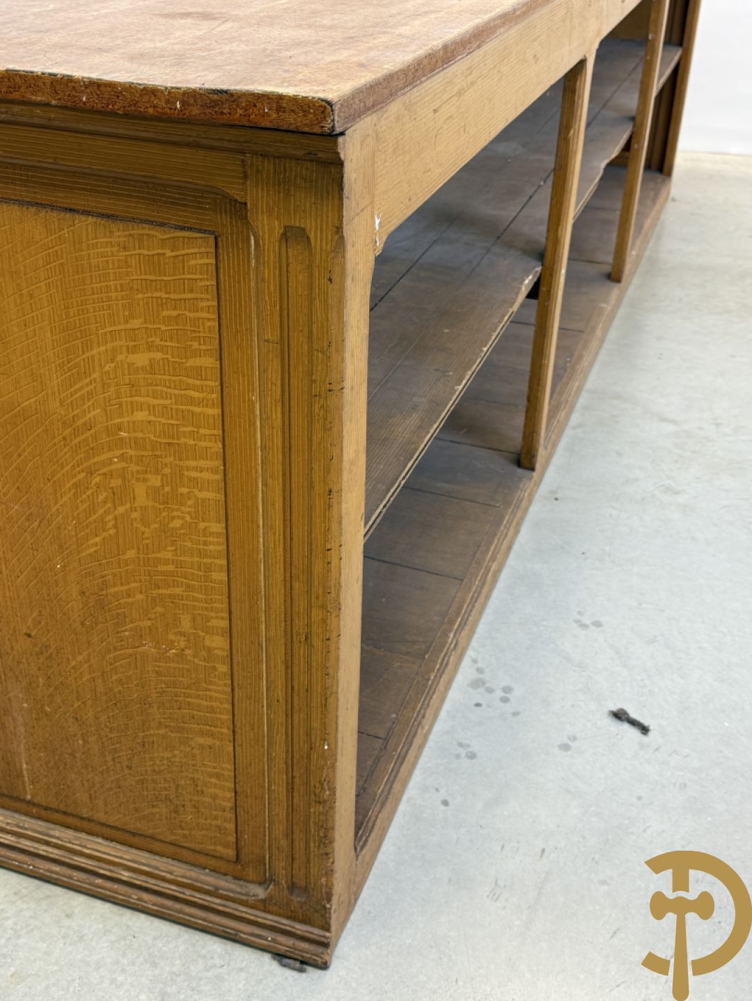 Pine winkeltoog met étagère in faux bois beschilderd