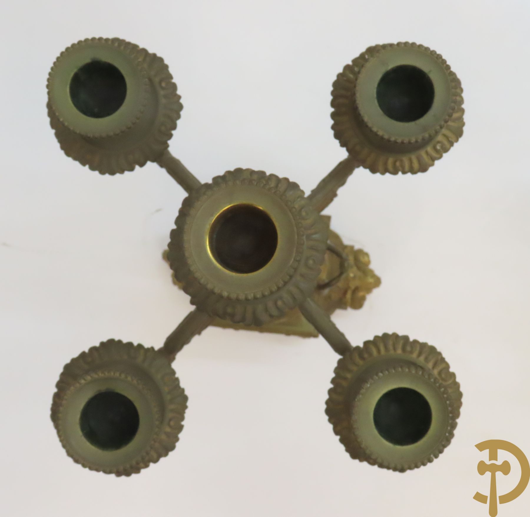 Paar bronzen kandelaars bovenaan bekroond met amfoor en pijlenkoker