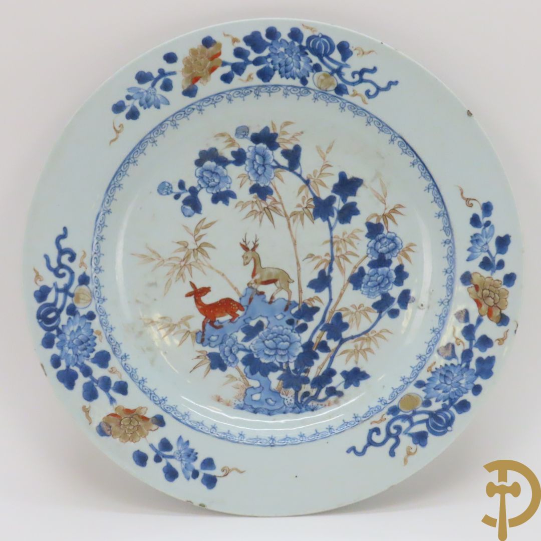 Porseleinen Imari bord met dierenmotieven in florale omgeving