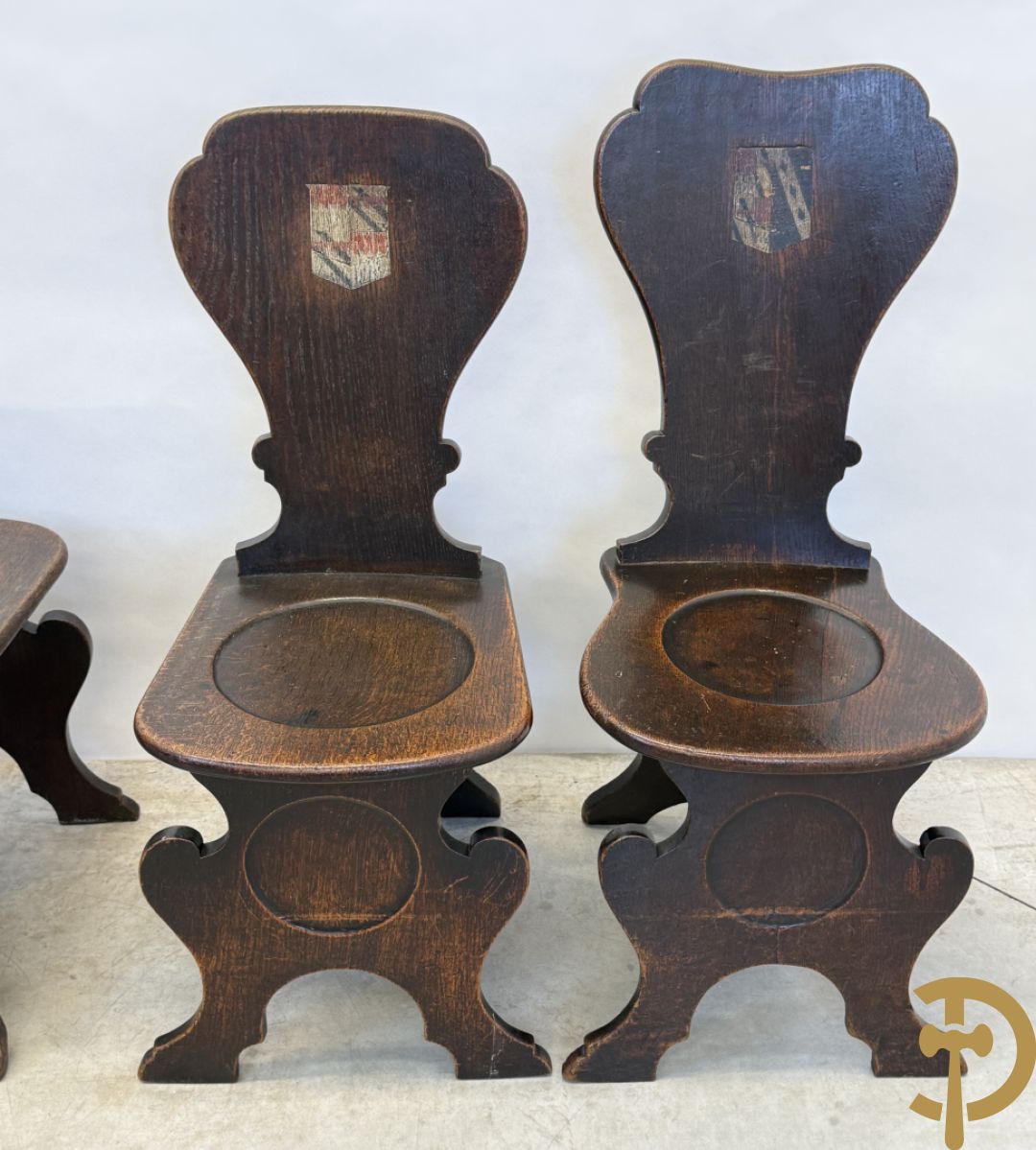 Zes landelijke eiken stoelen met beschilderde wapenschilden op de rug