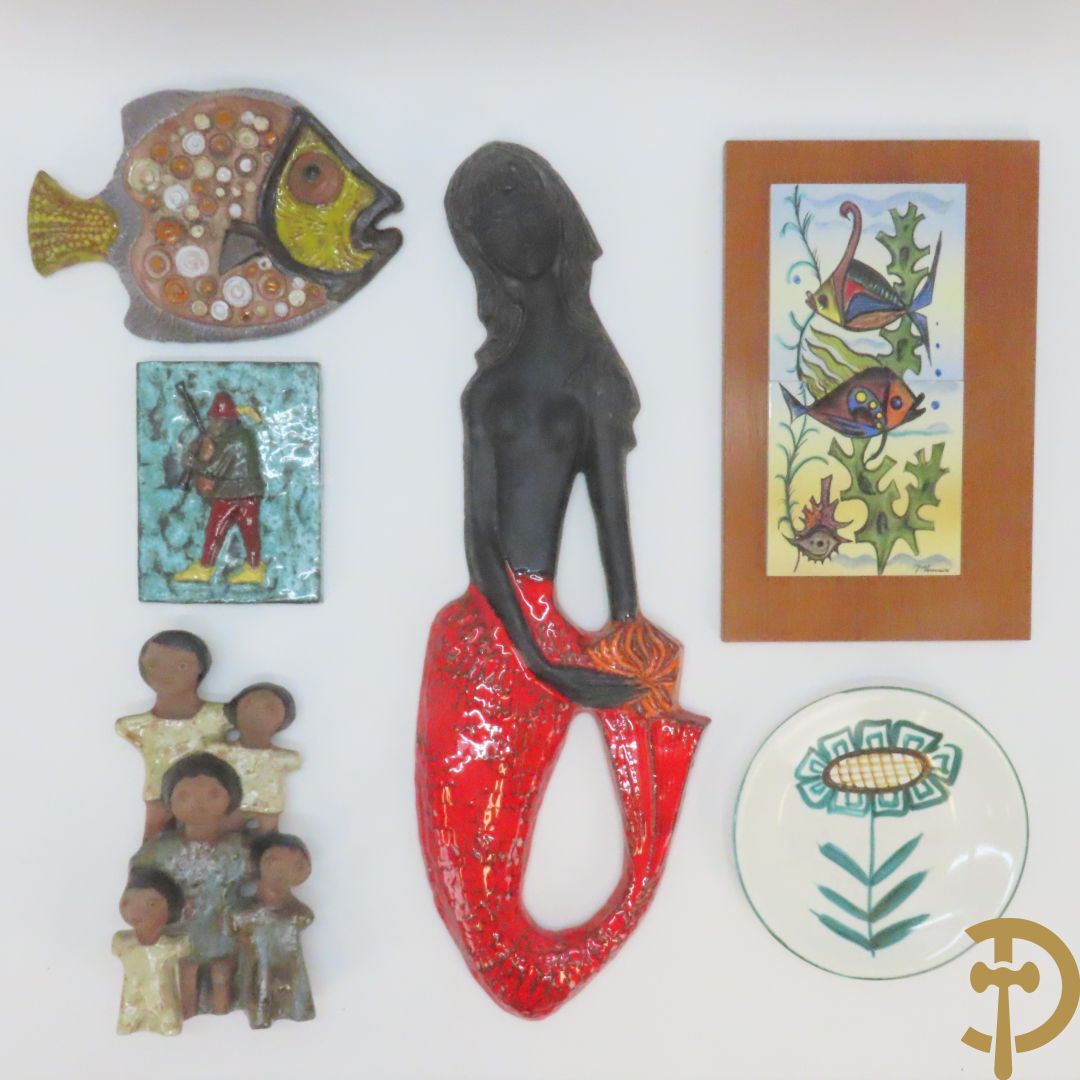 Zes vintage keramiek sculpturen w.o. zeemeermin van Amphora, keramieken vis, plakkette van doedelzakspeler, groepje met 5 kindjes, bord RP gemerkt en basrelief met vissen Vermeire P.