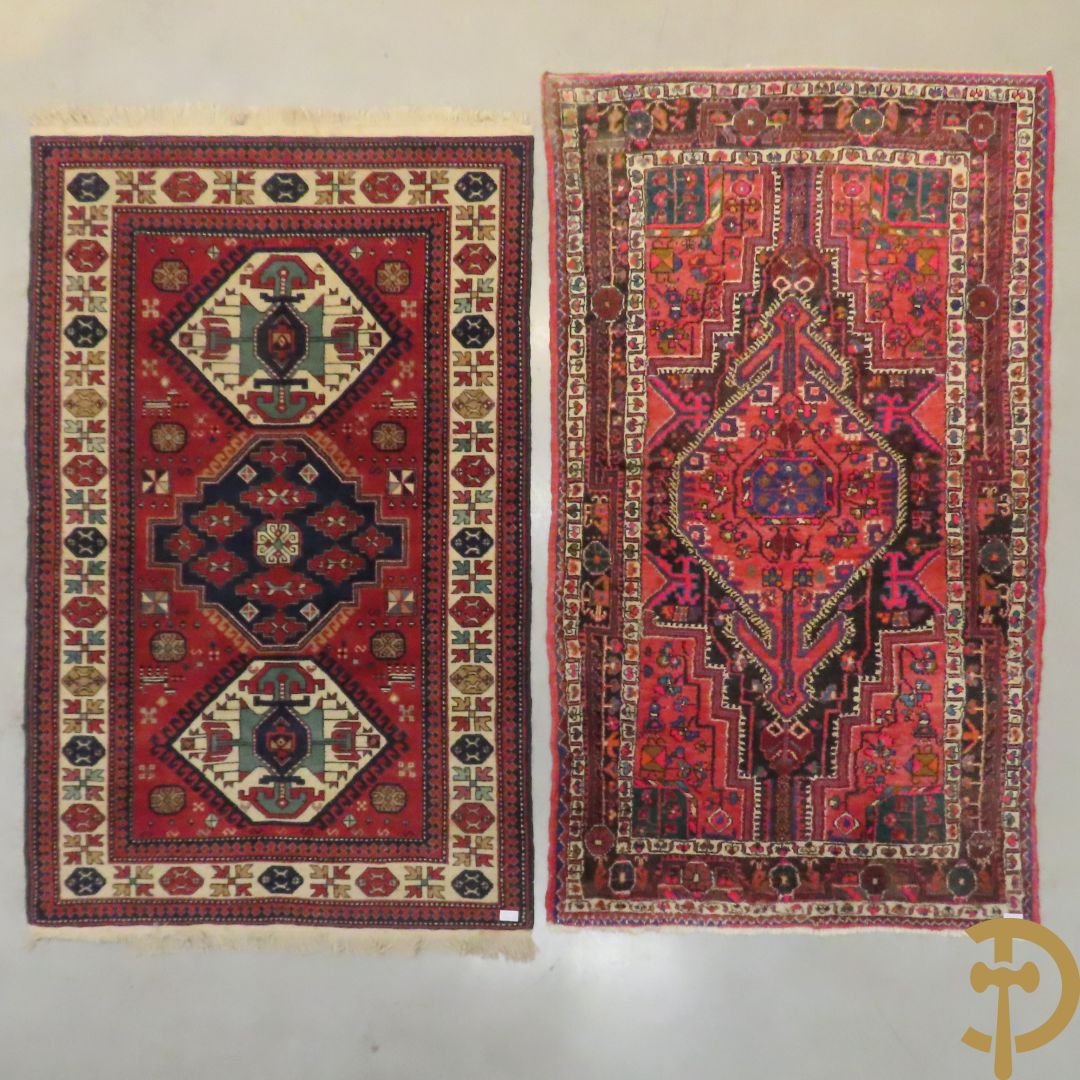 Twee oosterse handgeknoopte tapijten Hamadan en Kaukasus