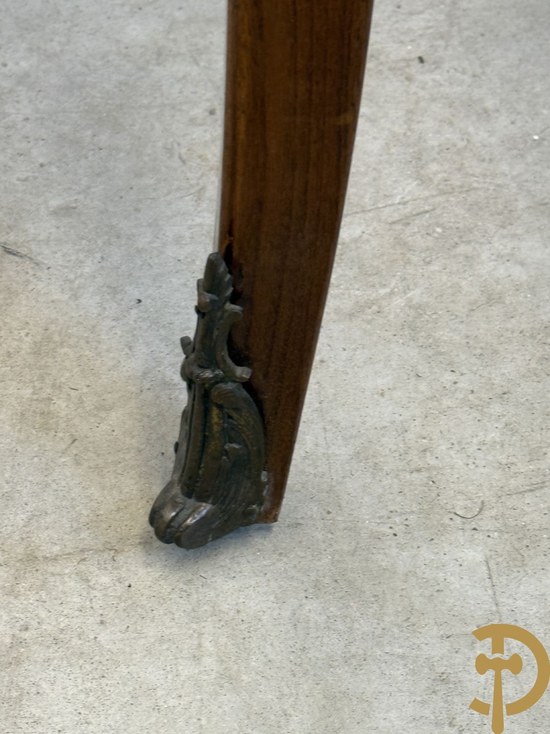 Notelaren Louis XV bureau met lederen blad, 3 lades  en bronsbeslag op voluutvormige poten