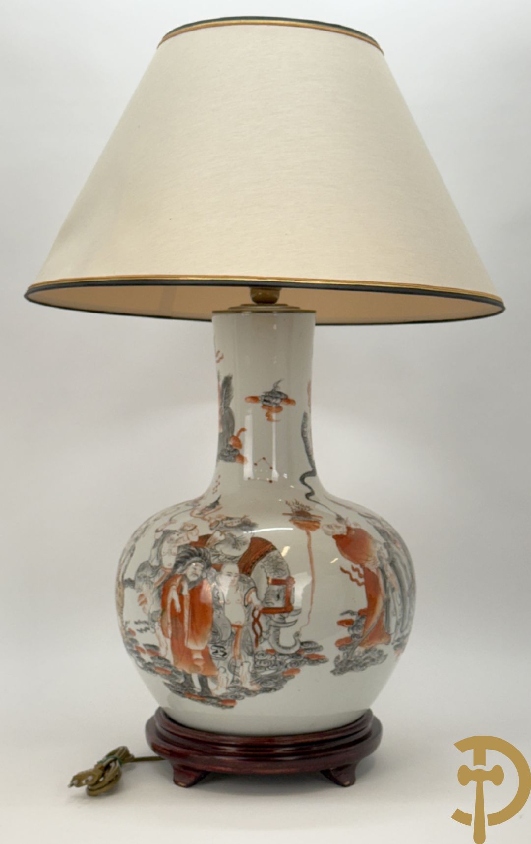 Chinese porseleinen vaas met handbeschilderde geanimeerde taferelen - als lampadaire omgebouwd