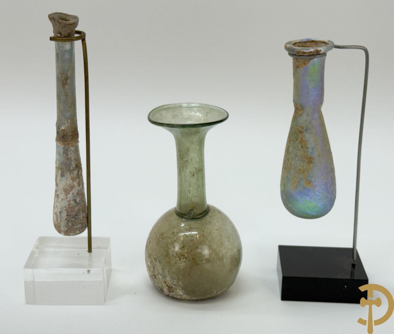 Drie antieke Romeinse glazen flesjes