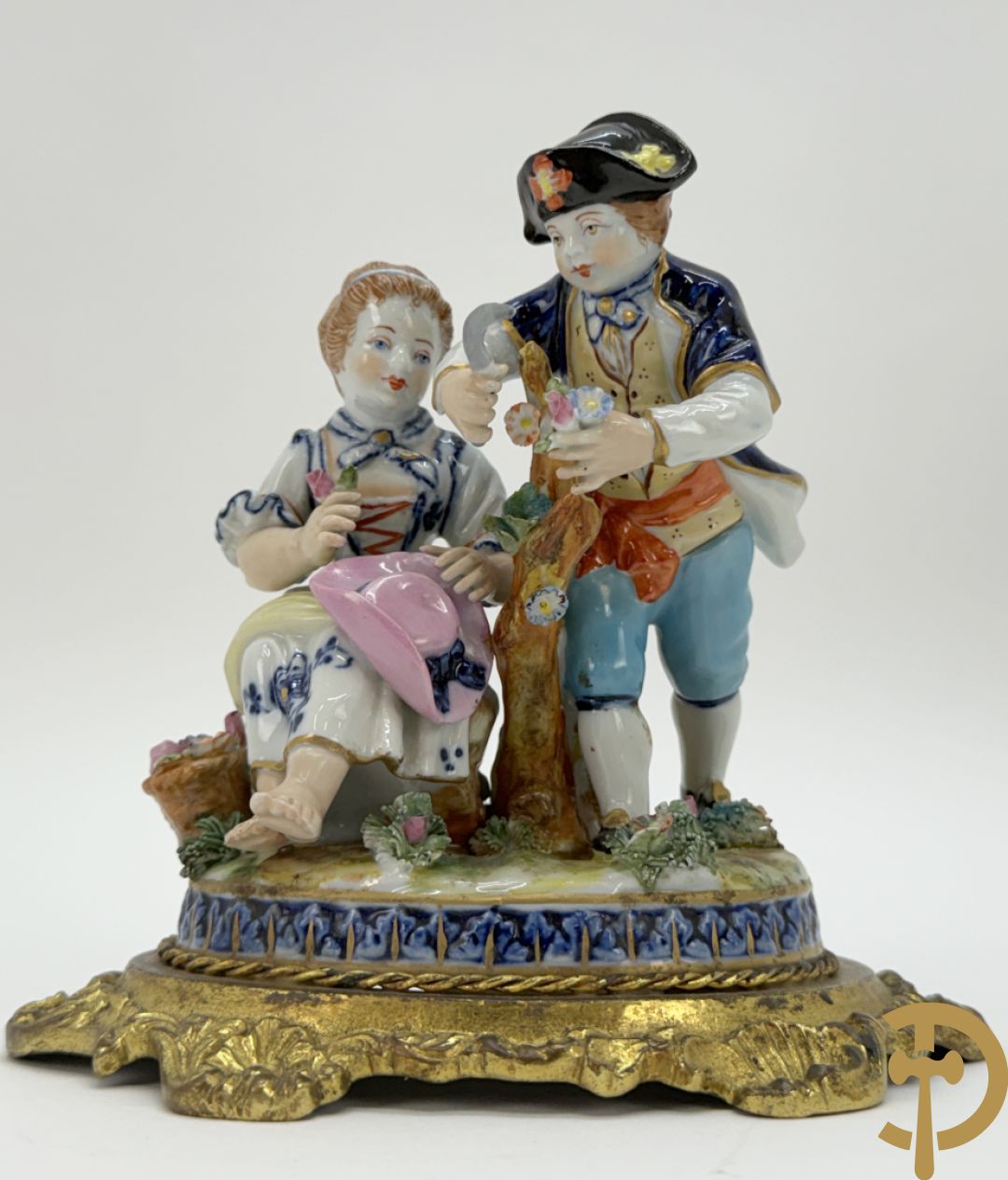 Paar gekleurde porseleinen sierbeeldjes op bronzen voet, Capo di Monte + 2 sierbeeldjes op bronzen voet