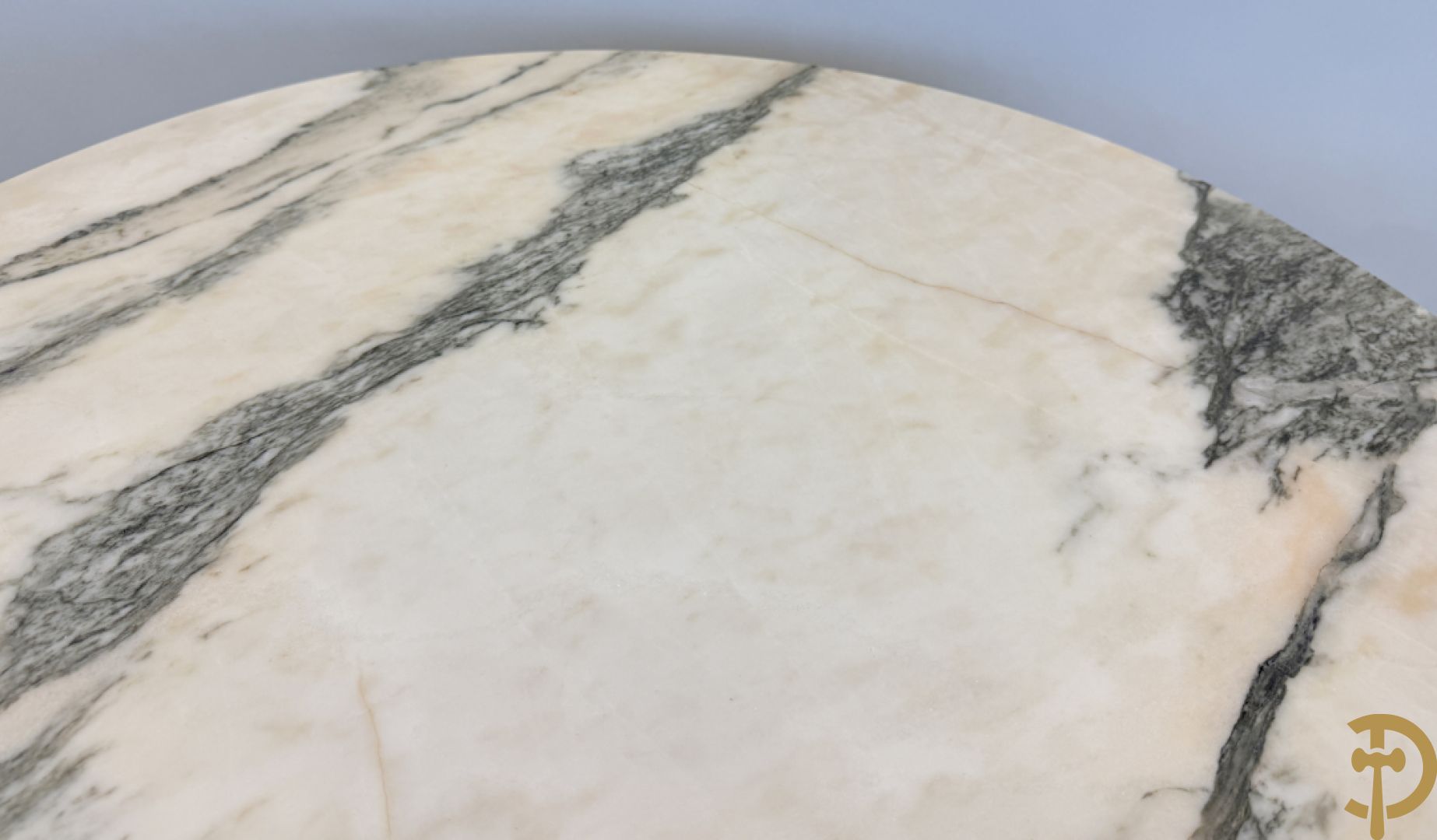 Ronde salontafel met bronsbeslag en marmeren blad op gecanneleerde poten