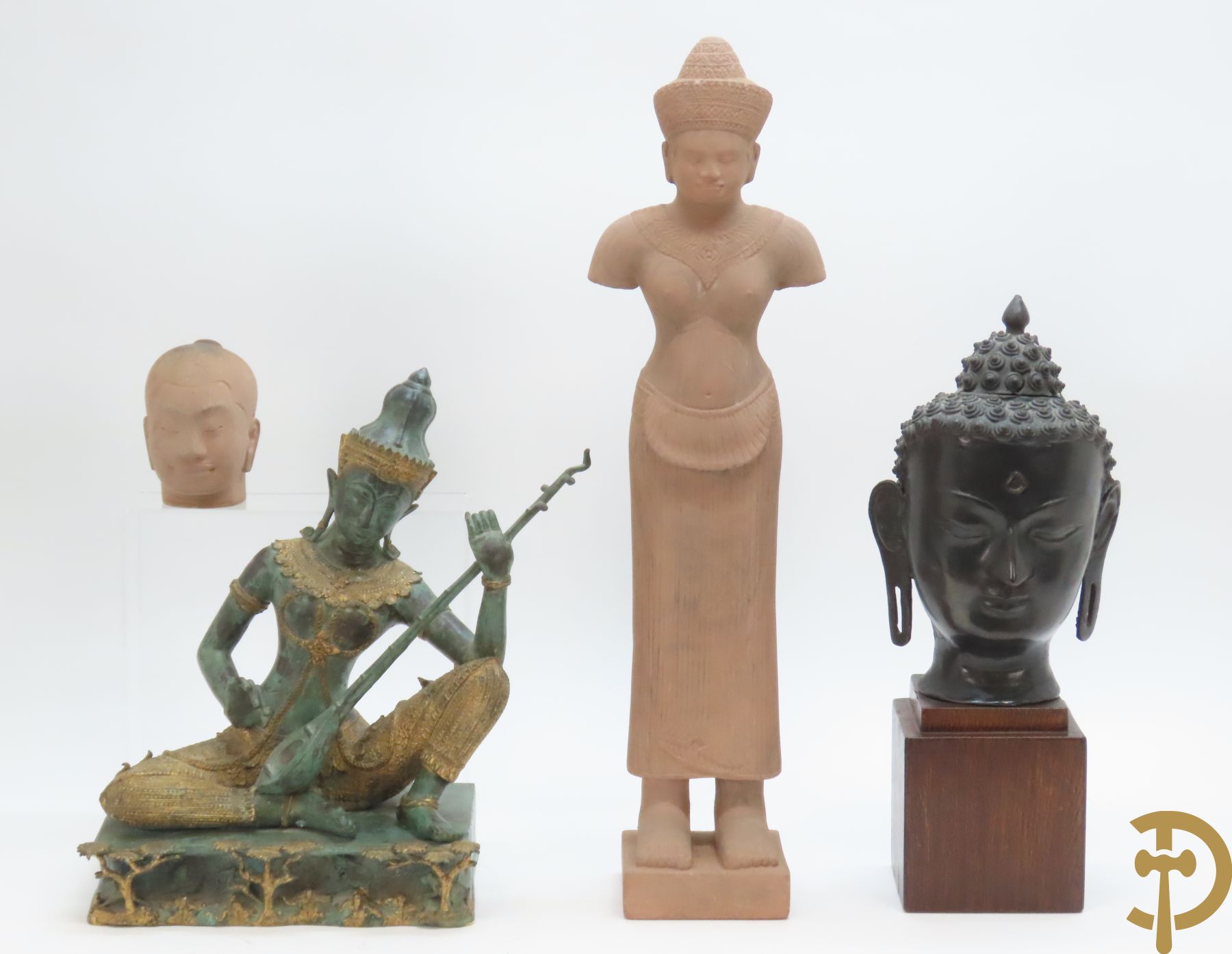 Bronzen boedhahoofd op sokkel + bronzen boedhistische figuur met snaarinstrument + stenen Khmer van boedhistisch figuur + stenen Kmer kopje