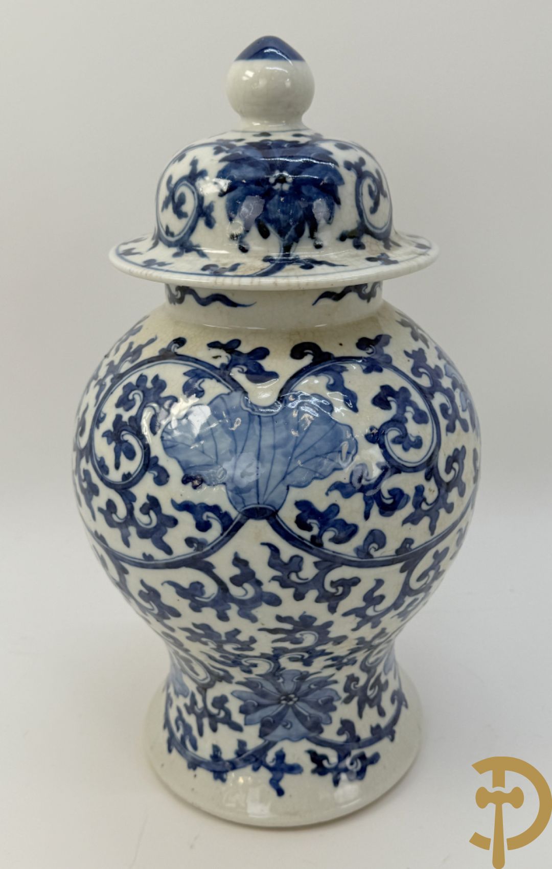 Paar Chinese dekselpotiches in blauw wit porselein met bloemendecor en accanthusranken