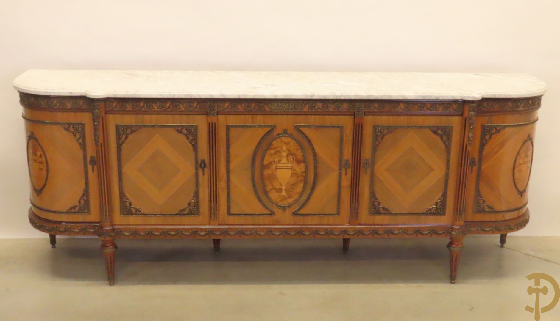 Notelaren eetkamer Louis XVI stijl bestaande uit vijfdeursdressoir met bloemenmarquetterie, bronsbeslag en wit marmeren blad, ovale uittrekbare tafel, 6 stoelen met leder bekleed en gegalbeerde vitrine met geslepen ruitjes