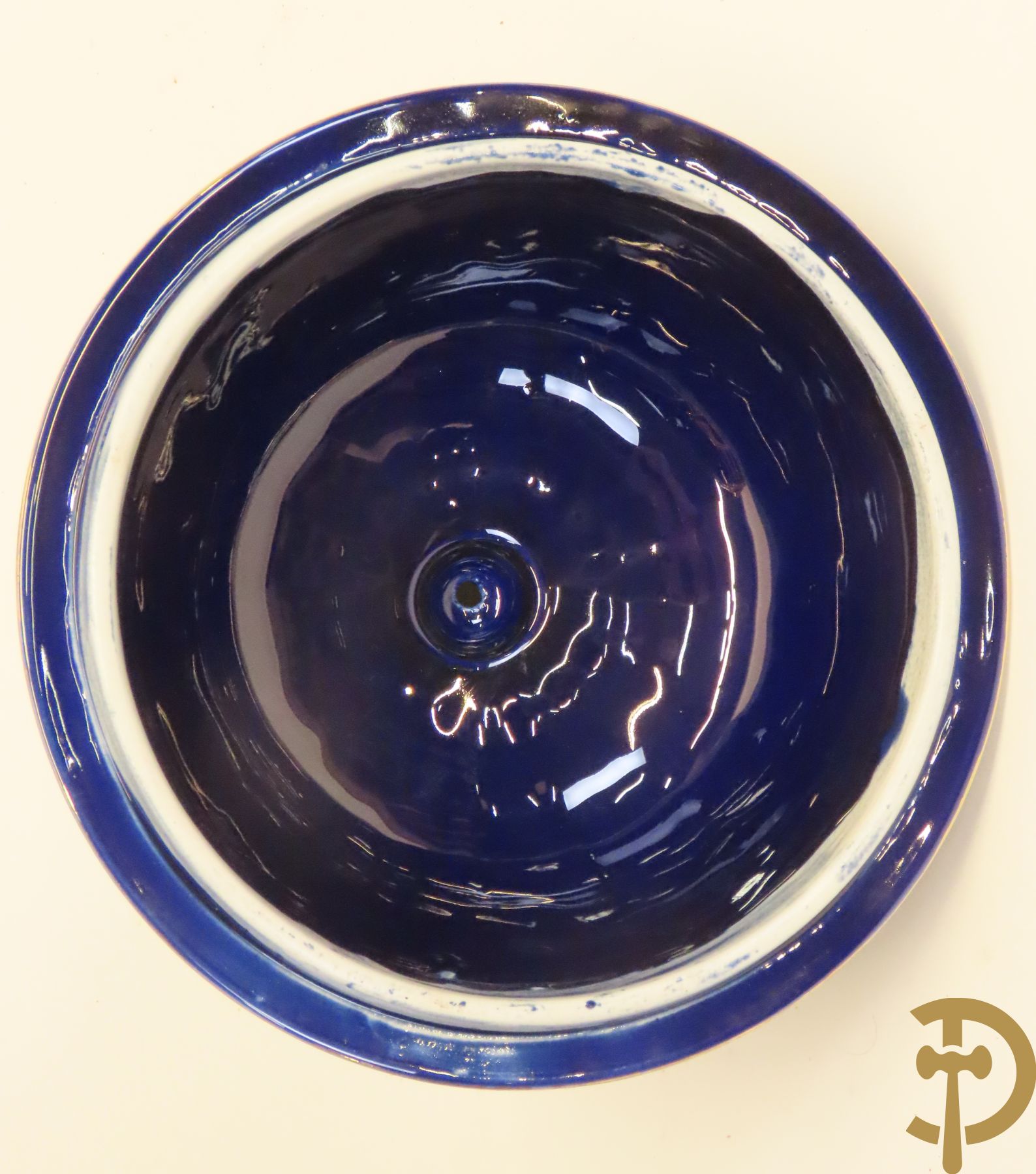 Grote kobaltblauwe porseleinen siervaas met deksel en accanthusranken opzij