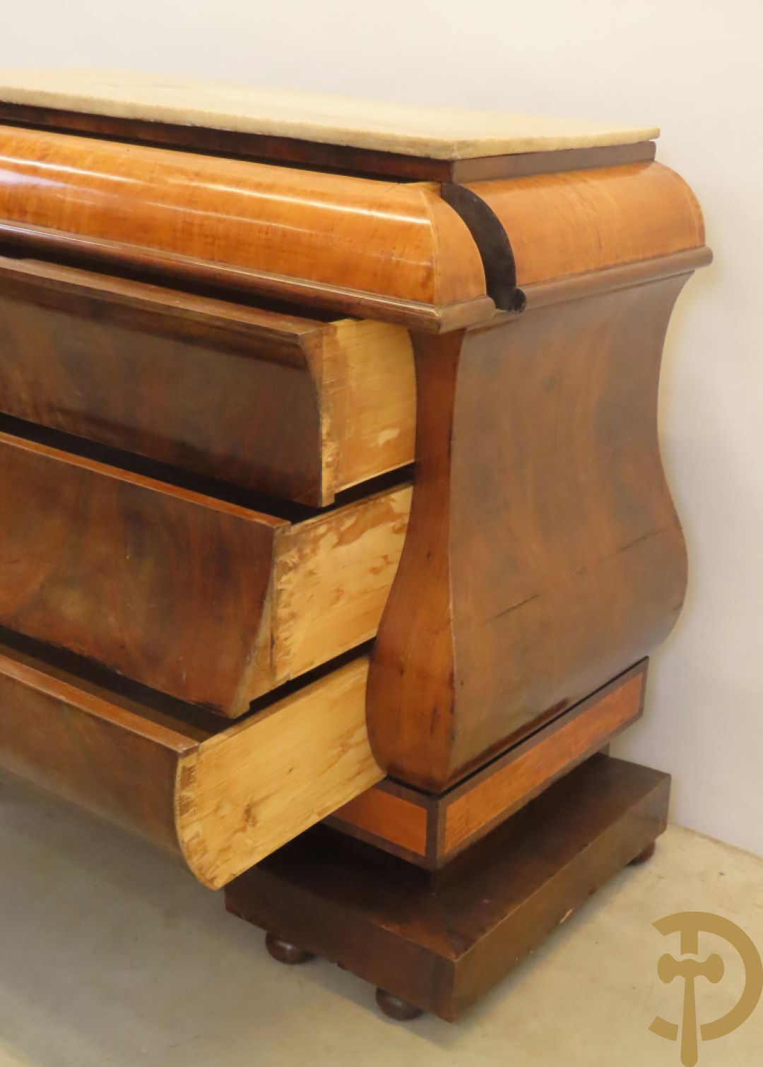 Antieke gegalbeerde commode van mahonie met 4 lades, 2 de kwart 19e