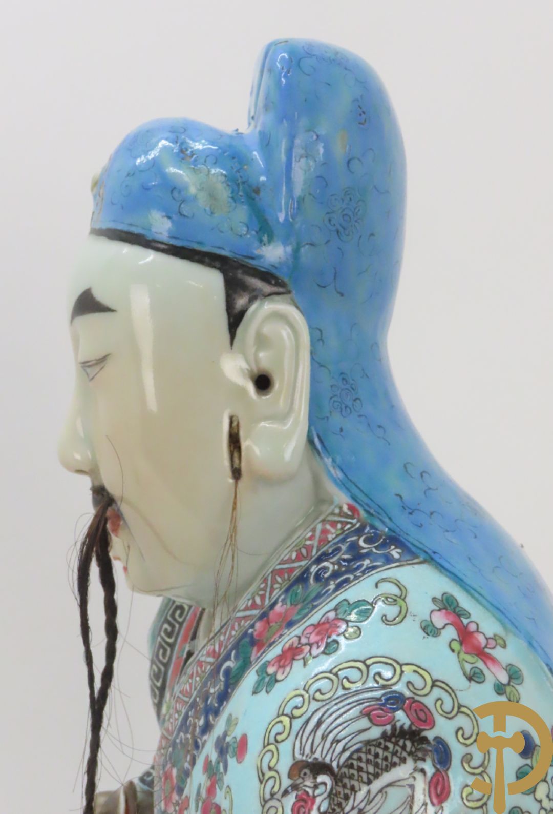 Chinese porseleinen wijsgeer dragende een kind