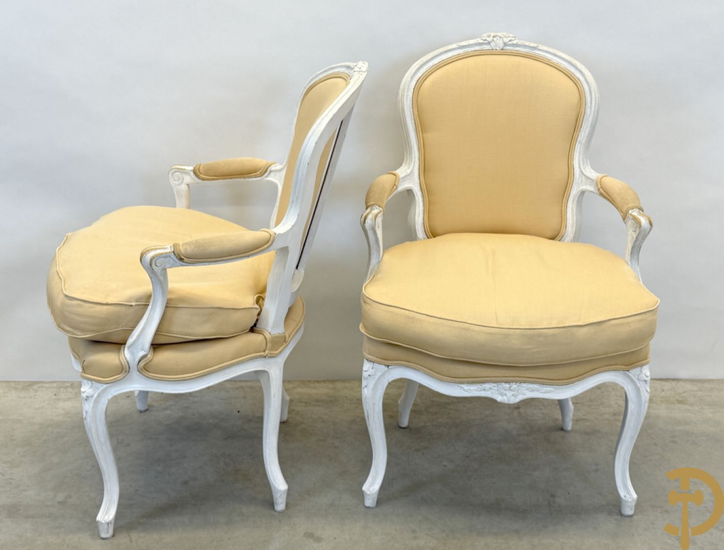 Paar wit gemonochromeerde Louis XV armzetels op voluutvormige poten + 1 andere